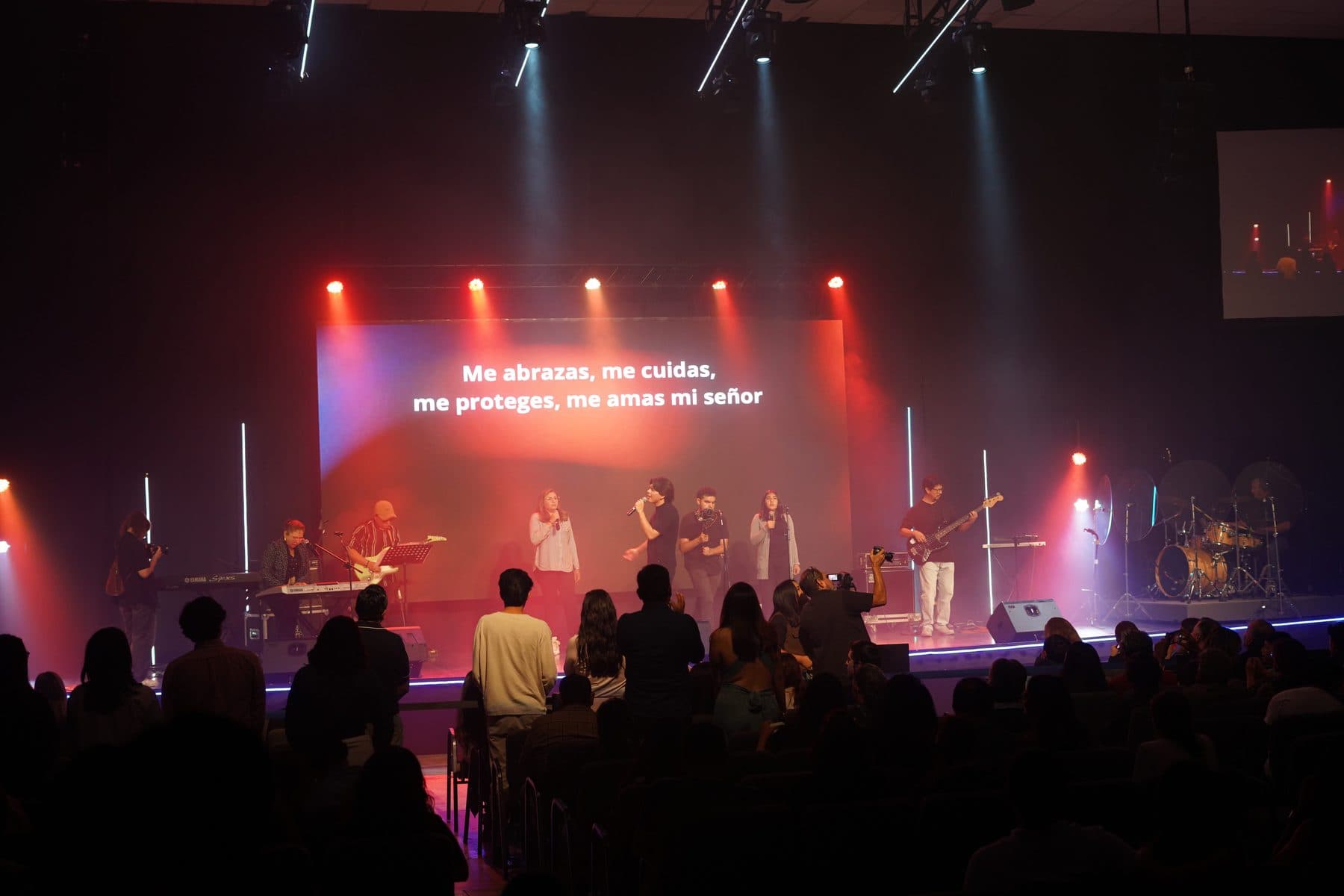 Sala de Hacienda Paz durante la presentación de Shejiná, con el público frente al escenario iluminado en rojo